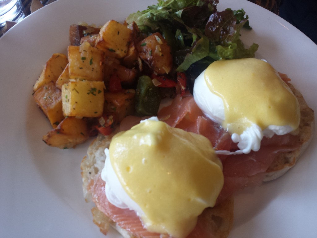 smoked salmon eggs benedict